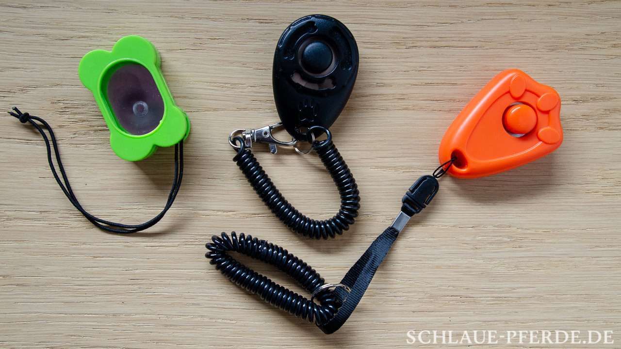 Verschiedene Clicker für das Clickertraining mit Pferden.