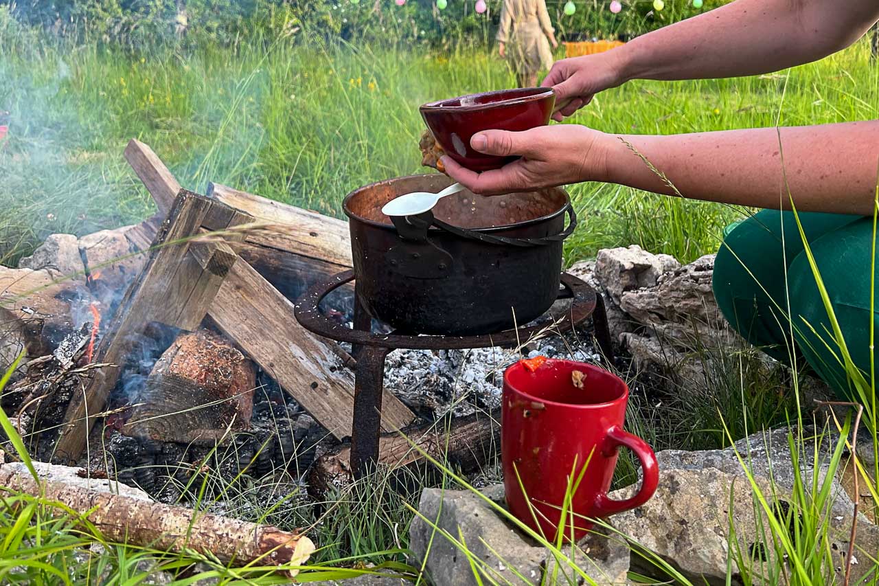 Lagerfeuer beim Sommercamp auf Le Matou, Nina Steigerwald