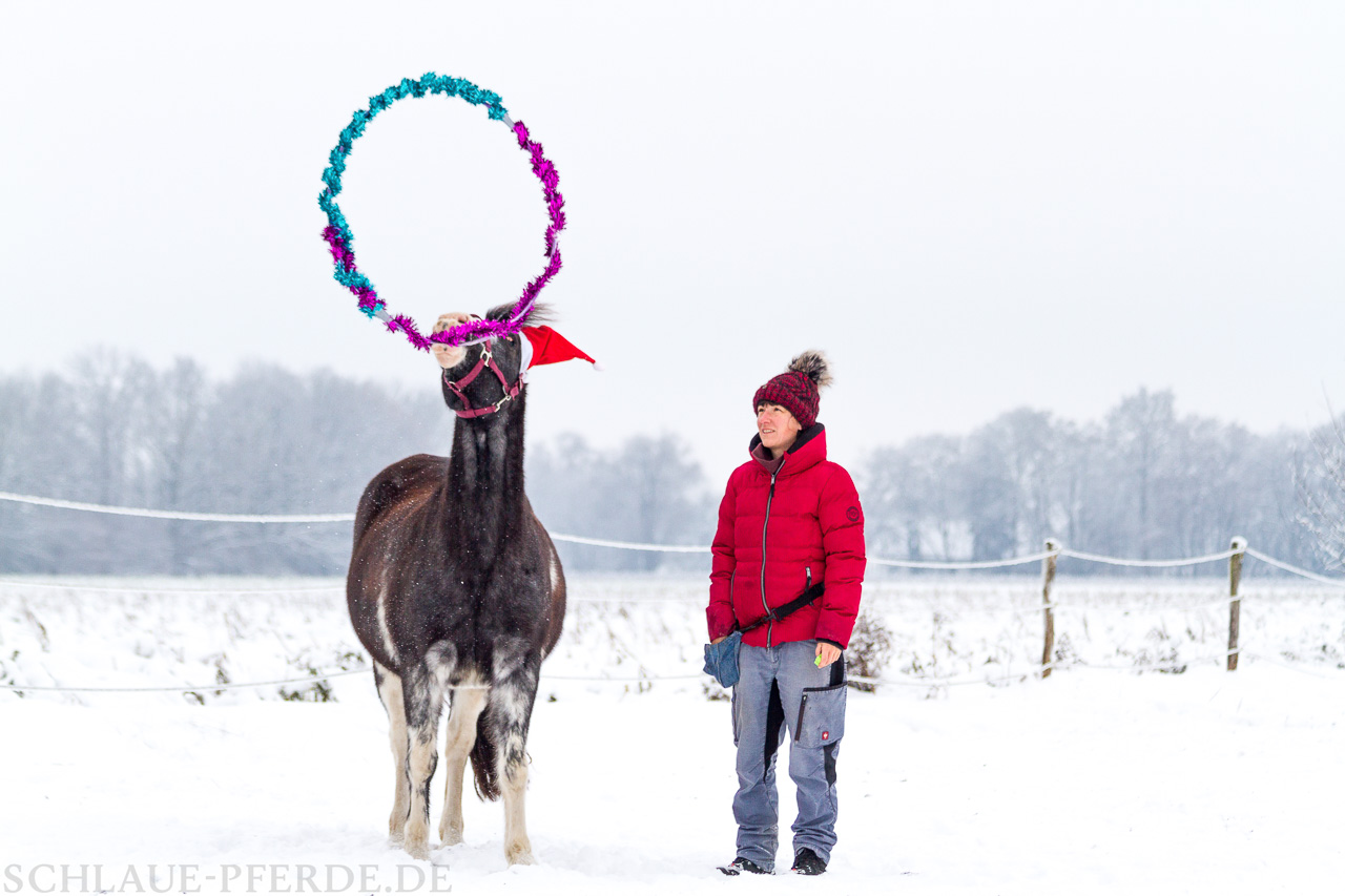 Zirkustrick Hula Hoop Reifen über den Hals werfen, Reifen steht in der Luft.